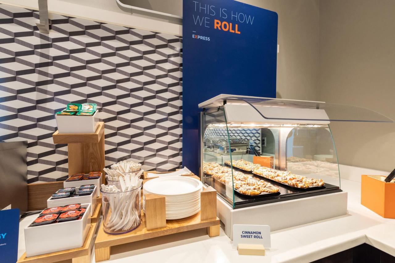 Holiday Inn Express Des Moines-At Drake University, An Ihg Hotel ภายนอก รูปภาพ