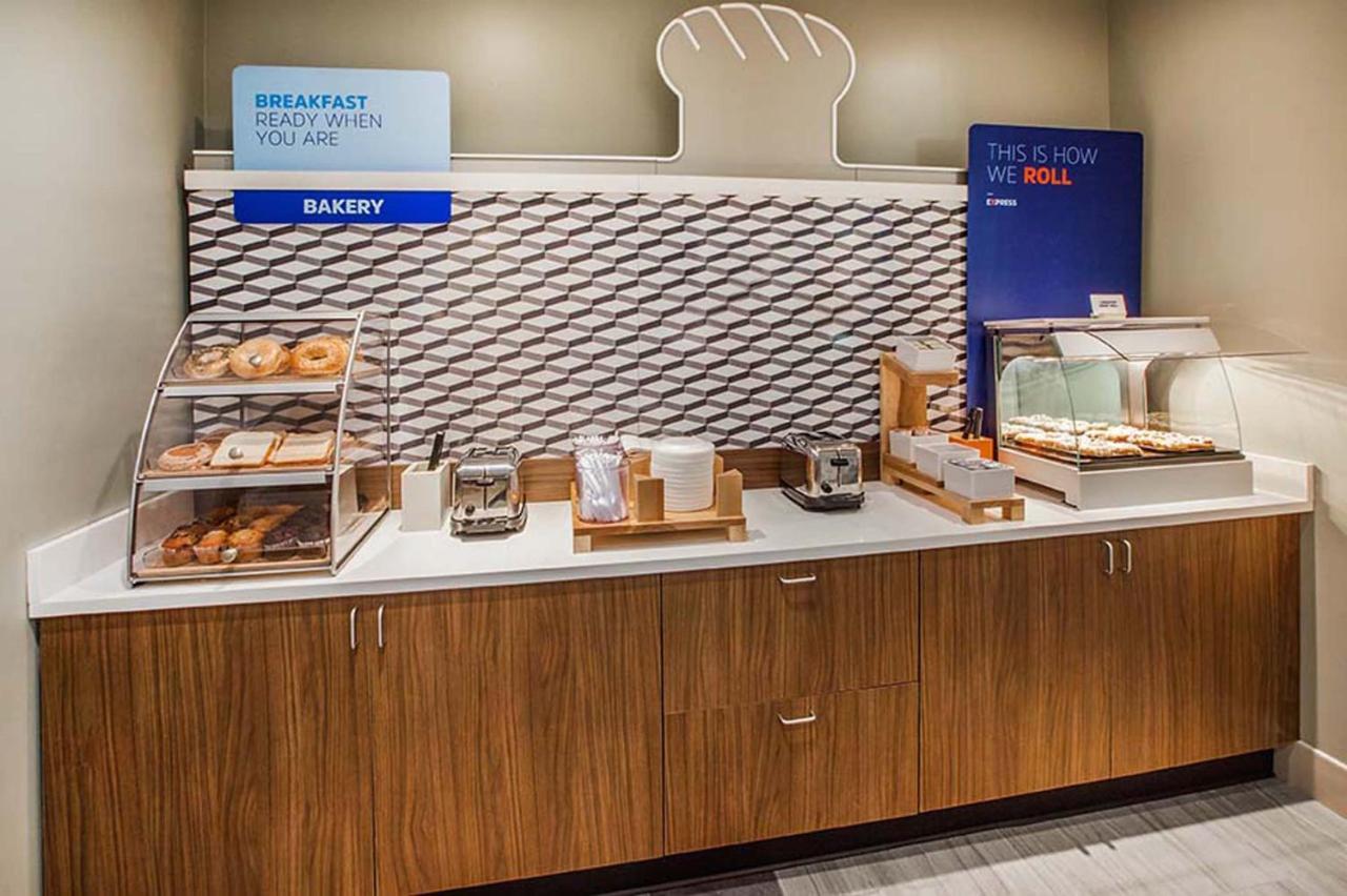 Holiday Inn Express Des Moines-At Drake University, An Ihg Hotel ภายนอก รูปภาพ