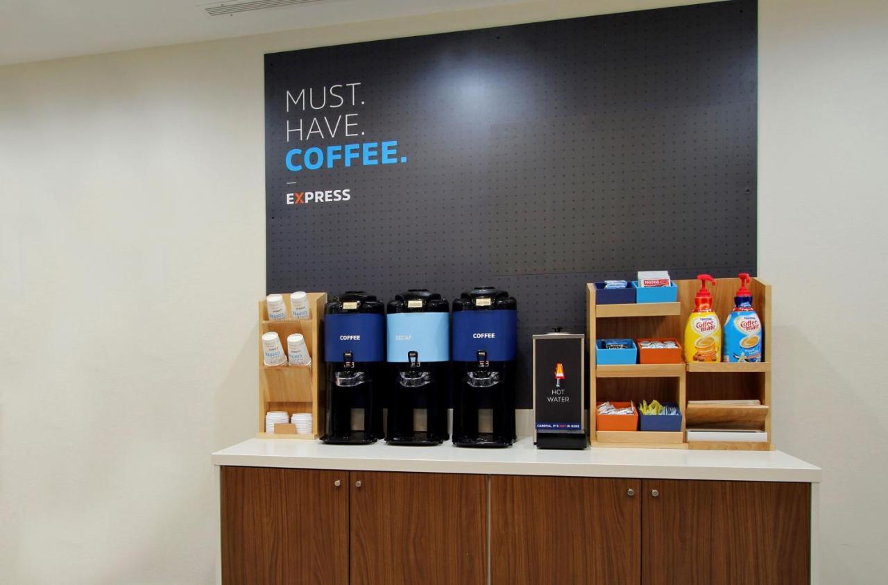Holiday Inn Express Des Moines-At Drake University, An Ihg Hotel ภายนอก รูปภาพ