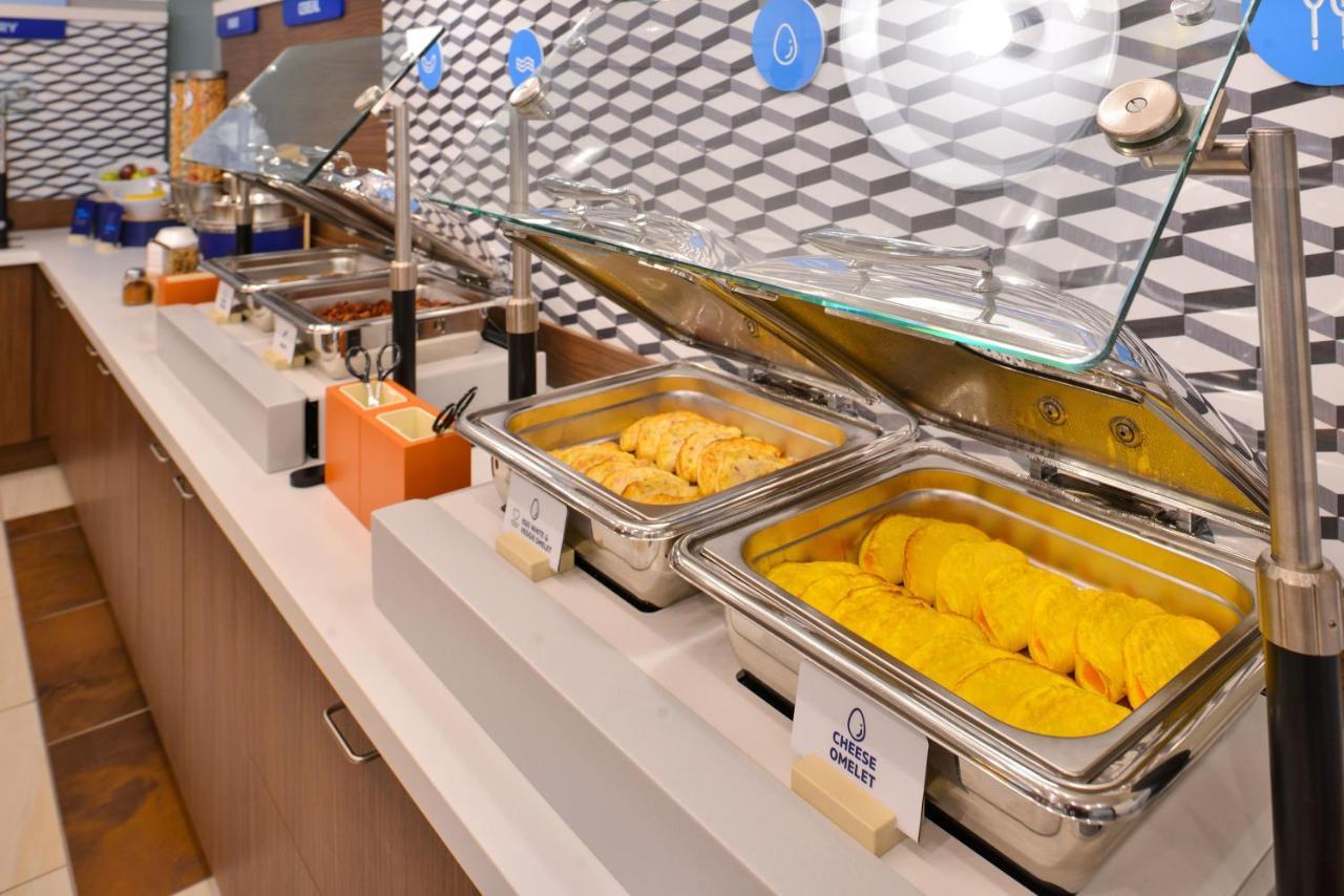Holiday Inn Express Des Moines-At Drake University, An Ihg Hotel ภายนอก รูปภาพ
