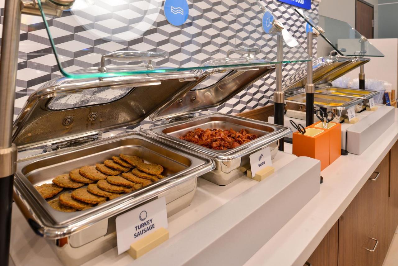 Holiday Inn Express Des Moines-At Drake University, An Ihg Hotel ภายนอก รูปภาพ
